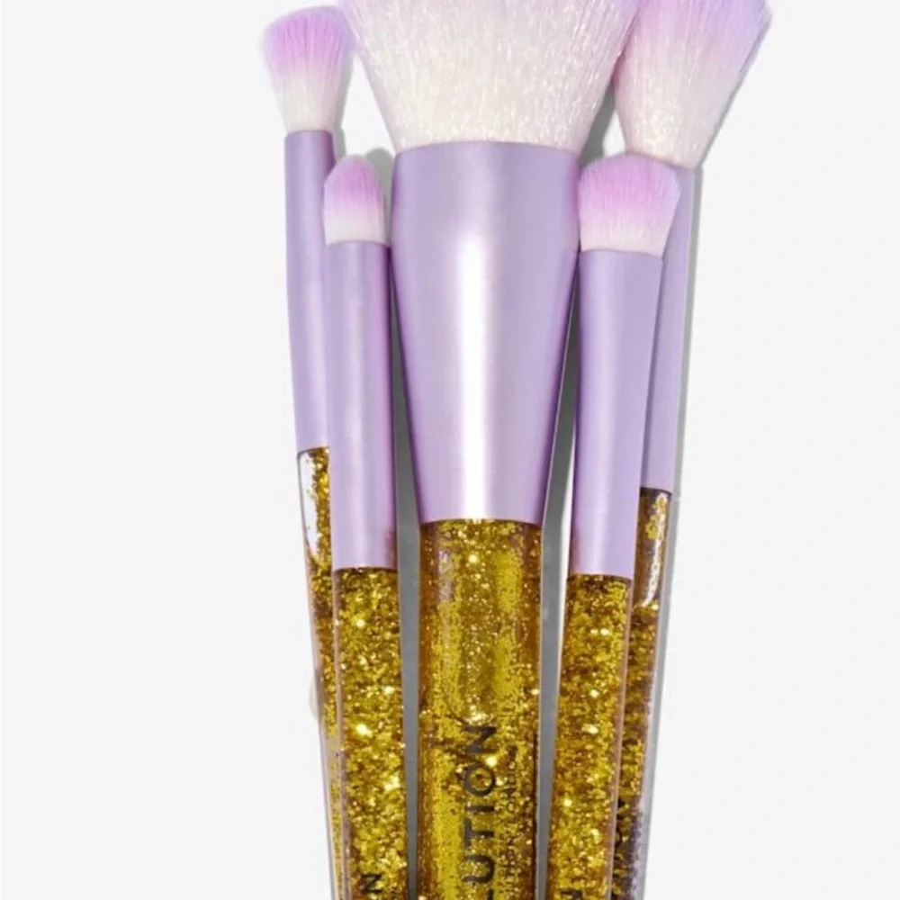 NIB Revolution Makeup x Emily in Paris brush set